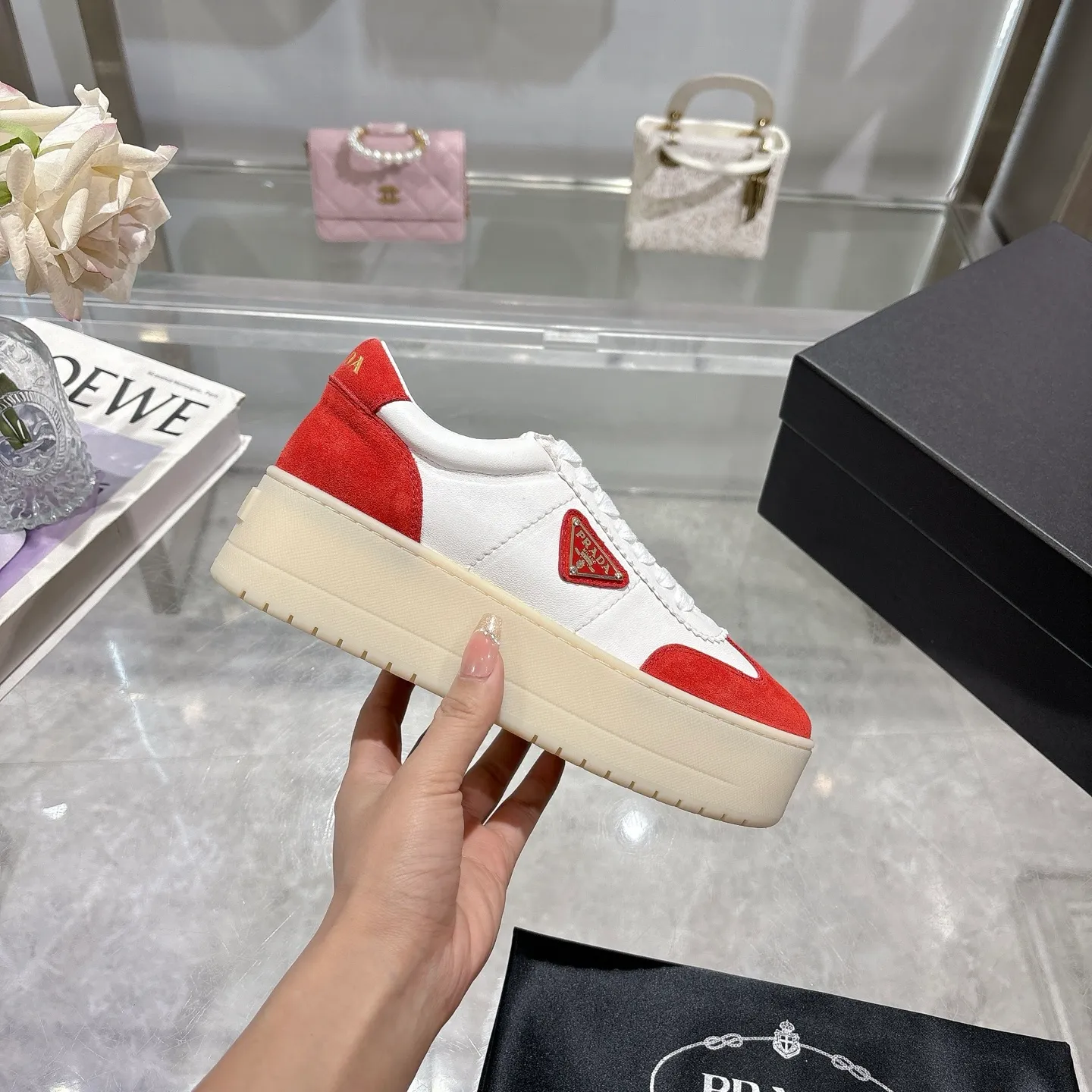👟👟Ex-factory price 540👟👟 Prada 25 new thick-soled casual sneakers. This sneaker continues the timeless silhouette and is a new classic item. Crafted from leather to enhance style. The style is light, with a triangle buckle logo and a 5CM thick sole. It is suitable for all seasons and can be matched with all kinds of casual styles. In an era where various styles are full of attention, the most long-term companion and the one that captures people's hearts bit by bit is undoubtedly the white shoe. Fabric: Cowhide Lining: Sheepskin Outsole: Original TPU two-color outsole Sole thickness: 5CM Size female 35-40